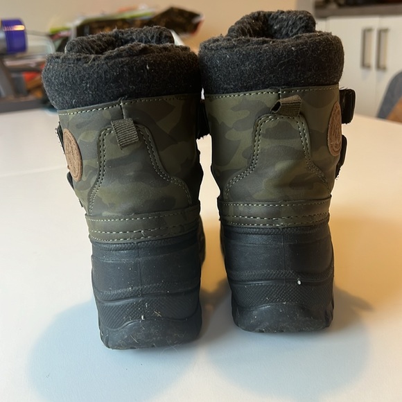 Boys winter boots. Worn twice. Practically brand new. - Picture 2 of 4